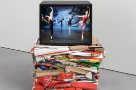 Klara Lidén, Warm-Up: State Hermitage Museum Theater, 2014, Karton, Farbvideo, Ton, Hantarex, 4:20 Min., 105 × 95 × 80 cm, Emanuel Hoffmann-Stiftung, Depositum in der Öffentlichen Kunstsammlung Basel, Foto: Tom Bisig, Basel,© Klara Lidén