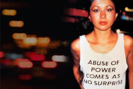 Aus der Serie Truisms (1977–79), 1983, T-Shirt trägt Lady Pink; © 2023 Jenny Holzer, VG Bild-Kunst, Bonn; Foto © 1983 Lisa Kahane NYC