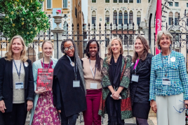 Martha Thorne (Jurymitglied), Veronika Lukashevich (Copy and Managing Editor), Tosin Oshinowo (Finalistin), Noella Nibakuze (Finalistin), Marta Maccaglia (Gewinnerin), Liza Fior (Finalistin), Ursula Schwitalla (Initiatorin), v.l.n.r. Fotos: Nicanor García