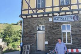 Thorsten Rech vor seinem Restaurant "Bahnsteig 1" in Mayschoß * Foto: Deutsche Stiftung Denkmalschutz/Haverkamp