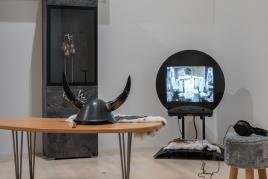 Henrike Naumann, Das Reich, 2017, Mixed media Installation (Schränke, Tisch, Stuhl, Röhrenfernseher, Video, verschiedene Requisiten), Kunstsammlung Nordrhein-Westfalen, Düsseldorf. Foto: Linda Inconi