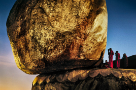 Steve McCurry · Monks praying at Golden Rock 1994 · 101 x 76 cm · Edition of 15