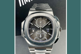 Patek Philippe Nautilus Travel Time Referenz 5990/1A-001 vor, im 40,5 mm Edelstahlgehäuse mit Chronographen- und Zeitzonenfunktion