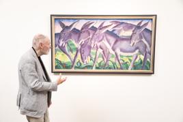 Karl-Heinz Selbach vor dem Eselfries von Franz Marc im Franz Marc Museum, Kochel am See, Juli 2023, Foto: Lars Oberländer