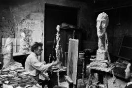 Ernst Scheidegger, Alberto Giacometti malt Isaku Yanaihara in seinem Pariser Atelier, 1959 Vintage Print © Stiftung Ernst Scheidegger-Archiv, Zürich Werk Alberto Giacometti: © Succession Alberto Giacometti / 2023 ProLitteris, Zurich*