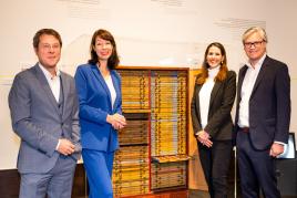 Alexander Klar, Annabelle Görgen-Lammers,  Dorit und Alexander Otto (v.l.n.r.) mit einem historischen Münzschrank © Hamburger Kunsthalle  Foto: Romanus Fuhrmann