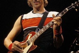 Mark Knopfler playing: his Gibson Les Paul Reissue, 1983, on the Brothers In Arms Tour, 1985 © Ebet Roberts / Getty Images