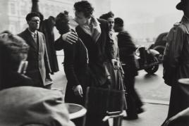 Robert Doisneau, Le baiser à l’Hôtel de Ville, 1950 (Negativ)/1979(Abzug), Bibliothèque nationale de France © Robert DOISNEAU/GAMMA RAPHO, 2023