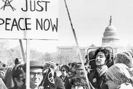 Der in Wien geborene, jüdisch-amerikanische Sozialpsychologe und Friedensforscher Herbert C. Kelman (1927–2022) bei einer Demonstration gegen den Vietnamkrieg in Washington D.C.