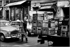 Elliott Erwitt (1928–2023, FR) Paris Frankreich, 1966 Silbergelatineabzug 2012, 36,5 x 54,5 cm Am rechten unteren Rand vom Fotografen signiert in Tinte © Elliott Erwitt / Magnum Photos, courtesy OstLicht. Galerie für Fotografie