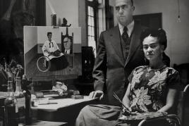 Doktor Juan Farill und Frida Kahlo in ihrem Atelier im Blauen Haus, fotografiert von Gisèle Freund, 1951. Diego Rivera & Frida Kahlo Archives, Bank of Mexico, Treuhänder im Diego Rivera and Frida Kahlo Museum Trust  © VG Bild-Kunst, Bonn 2023