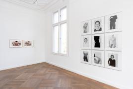 Foto: Ana Mendieta, Untitled (Glass on Body Imprints), 1972/1997, Farbfotografie, Michael Schmidt, Frauen, 1997-99, Silbergelatineprint  © Stiftung für Fotografie und Medienkunst mit Archiv Michael Schmidt und Villa Schöningen. Foto: Sascha Herrmann, 2023.