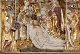 Szene aus dem Antwerpener Altar in St. Pankratius Bergheim-Paffendorf. Beweinung Christi mit den beiden nachgeschnitzten Figuren.