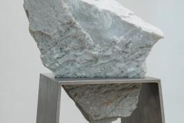 Amy Stephens, Restless Matter, 2024, marble, stainless steel, 150 x 60 x 35cm (photo credits to Manuel Carreon Lopez)