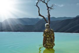 Cristina De Middel. Une pierre sur le chemin [Una Piedra en el Camino], série Voyage au centre, 2021. Avec l’aimable autorisation de l’artiste / Magnum Photos.