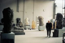 Portrait of Hans Josephsohn at his work