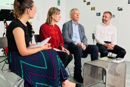 Im Gespräch über 35 Jahre Kunstverein Würzburg (v.l.): Isabell Ohst, Gründungsvorstände Dr. Andrea Heesemann und Ehrenmitglied Wolfgang Hülsen, und der Künstler Ralf Witthaus.  Foto: Hanh Ehrmanntraut  Jörg Nellen, Vorstand gem. §26 BGB