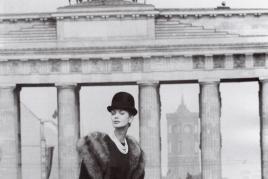 F. C. Gundlach Lissy Schaper in einem Ensemble von Schwichtenberg, Brandenburger Tor, Berlin 1961, © Stiftung F.C. Gundlach, Hamburg, Courtesy Collection de Gambs