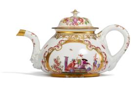 Seltene Teekanne mit Chinoiserien Meissen | Um 1725/30 | Porzellan, farbig staffiert, gold dekoriert | Höhe 10 cm Taxe: € 5.000 – 7.000 Euro