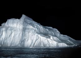 Mathias Kessler, Ilulissat 001X, Grönland, 2007/2022, C-Print, Museumsglas, 50 x 100 cm © Bildrecht, Wien 2024