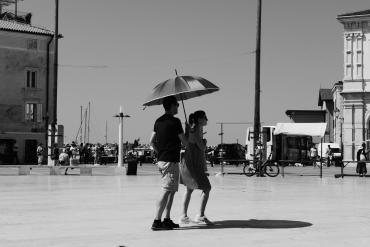 Paar mit einem Sonnenschirm