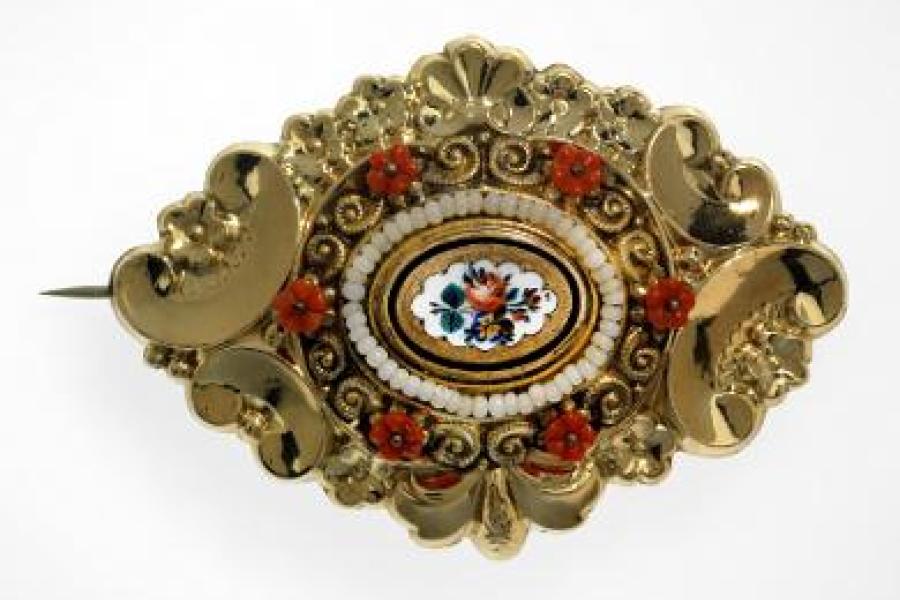 Brosche Süddeutschland, 2. Hälfte 19. Jh. Schaumgold, Silber, vergoldet, Koralle, Glasperlen, Porzellan, Email Inv.-Nr. 51/53 © Bayerisches Nationalmuseum München