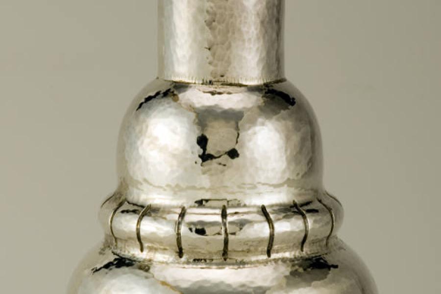 Vase oder Karaffe von Marga Jess um 1930, Silber, getrieben, martelliert, geschrotet Bildnachweis: Privatbesitz