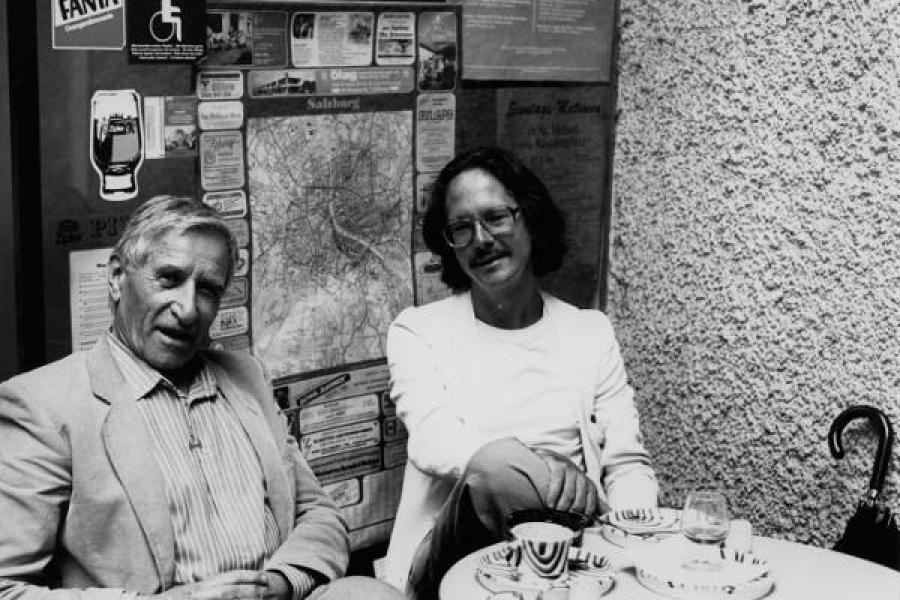 Lucas Suppin mit Peter Handke im „Kaffeehäferl“ im Durchhaus Getreidegasse – Universitätsplatz, um 1983