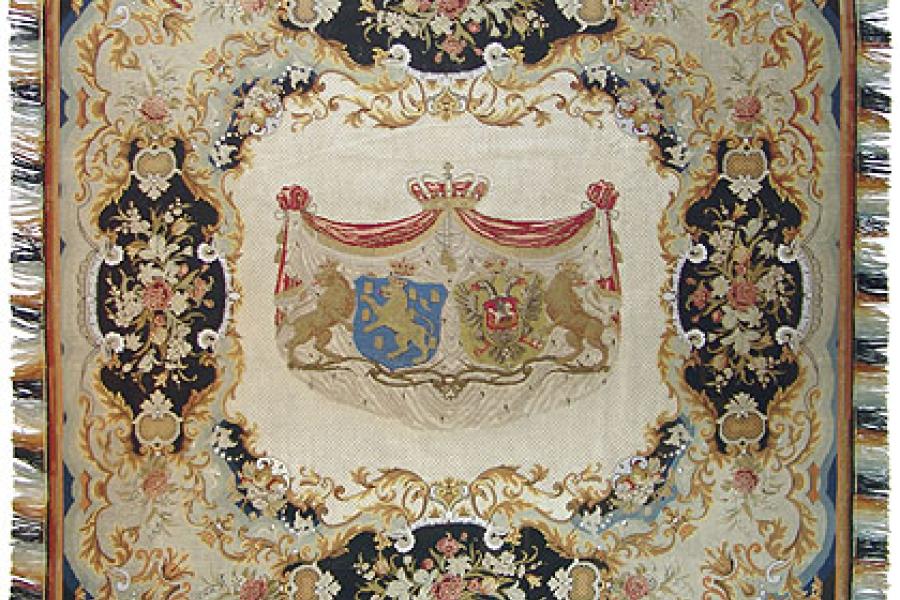 Museale Tischdecke mit dem Allianzwappen von dem niederländischen König Wilhelm II. (1792-1849) und der russischen Großfürstin Anna Pawlowna Romanowa (1795-1865).  Stramingewebe mit Stickerei und Perlenbesatz, ca. 300 x 300 cm. Russisch, um 1840.