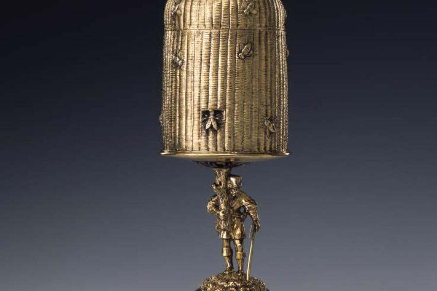 Doppelpokal in Form eines Bienenkorbes, Hans Kellner, Nürnberg, um 1603-1609, Silber, vergoldet, H. 34,5 cm