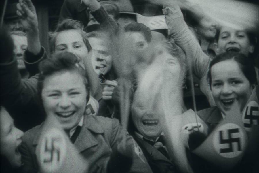 Coverfoto  Kinder begrüßen begeistert den Reichsminister für Volksaufklärung und Propaganda Joseph Goebbels in Graz. Filmstill aus: [Reichspropagandaleiter Dr. Joseph Goebbels besucht die steirische Landeshauptstadt], 13’24”, s/w, stumm, 1942. Sammlung Filmarchiv Austria