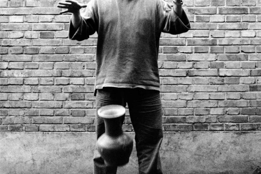 Ai Weiwei, Dropping a Han-Dynasty Urn (Eine Urne aus der Han-Dynastie fallenlassen),  1995 (Detail), © Ai Weiwei