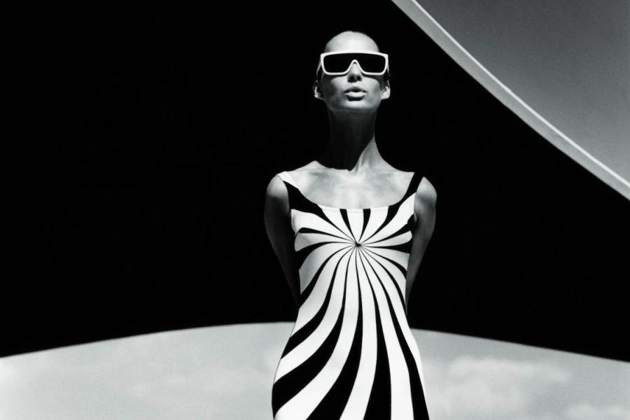 AUSSTELLUNG "Vanity Fair": F.C. Gundlach, Brigitte Bauer, Op Art-Badeanzug von Sinz, Vouliagmeni/Griechenland 1966, © F.C. Gundlach