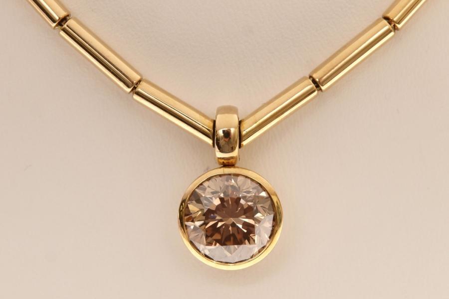 300 Collier GG, 750. Stabförmige Glieder, anhängend cognacfarbener Brillant  von 5,0 Carat. Feinste Qualität. Erworben Juwelier Hemmerle  München. (3959323)	8 500,-- EURO