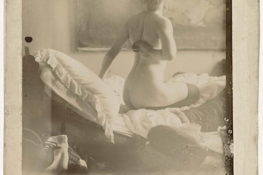 Marie Jordan before Breitner's copy of Rembrandt's Anatomy Lesson, George Hendrik Breitner, c. 1890