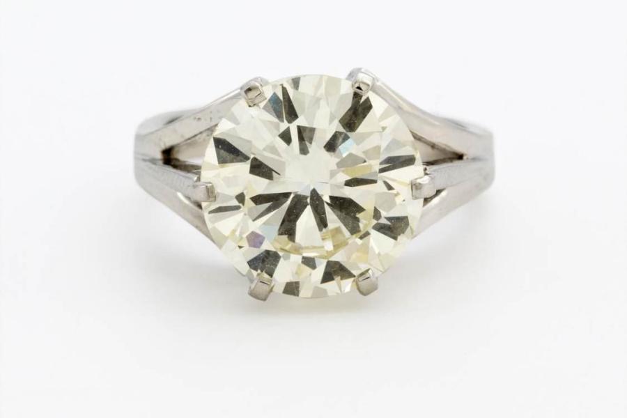 Juwelenring mit Brillant-Solitaire. 750/- Weißgold, Gewicht: 6,2g. 1 Brillant ca. 4,925ct Cape, very light yellow (P-R) VVS2, EU-RM: 49. 11,21 - 11,27mm, H. 6,38mm. Bewertungs-Gutachten No. 12510 DeGEB Idar-Oberstein vom 10.11.2011. Proportionen: sehr gut, Schliffausführung: gut. Deutschland, um 1960.~ Van Ham | Saša Fuis (Köln)