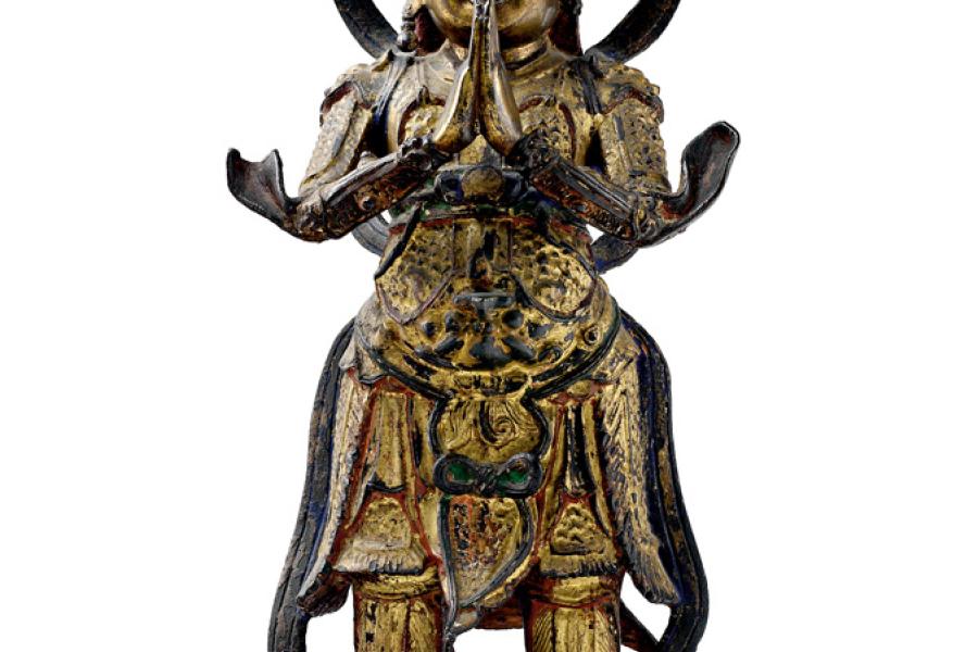 Stehender betender Weituo. Wächtergott in prunkvollem Harnisch, die Hände zum Gebet erhoben. Kopfbekrönung und Helm. Bronze mit polychromer Bemalung und Teilvergoldung. Sinotibetisch, Ming-Zeit, um 1600. H 64,5 cm Ausrufnummer:	1079 Ausrufpreis:	1200 Euro