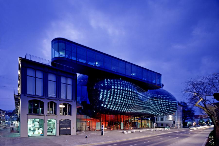 Kunsthaus Graz, Nachtaufnahme  Foto: Universalmuseum Joanneum, Eduardo Martinez