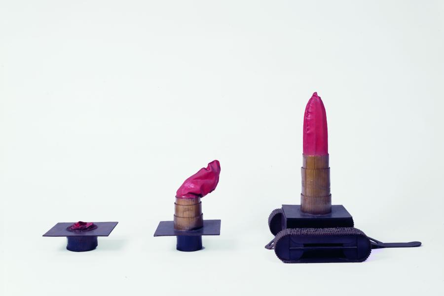 Oldenburg_Monument for Yale University.jpg Monument for Yale University: Giant Traveling and Telescoping Lipstick with Cangeable Parts in Three Stages of Extension - Presentation Model, 1969 Cardboard and canvas, stiffened with glue, sprayed with enamel and covered with shellac/Pappe. Foto: David Heald (Guggenheim Foundation) © Claes Oldenburg und Coosje van Bruggen