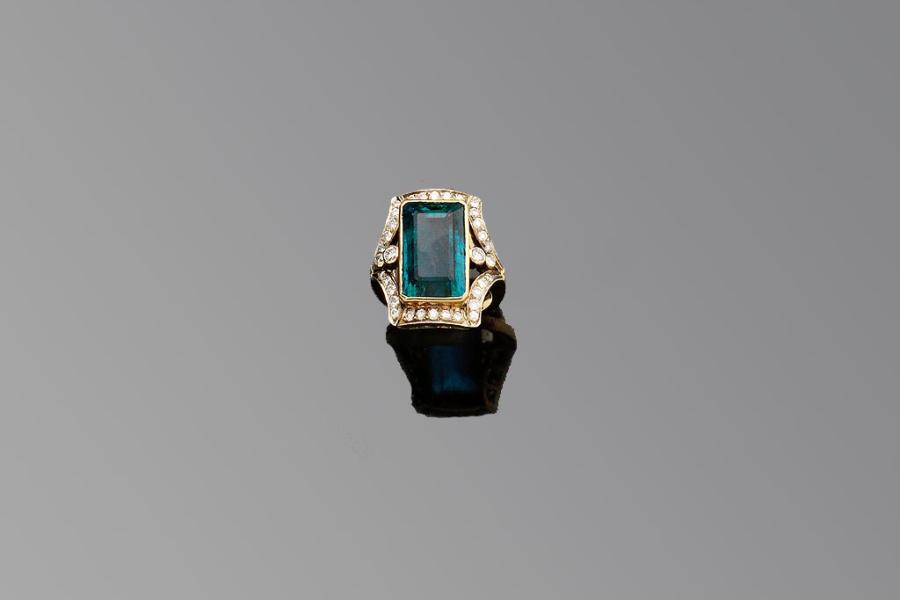 Brillantring. Drei Ringe ineinander verschlungen. Weiße Brillanten ca. 1,64 ct. Schwarze Brillanten ca. 1,64 ct. Gelbe Saphire ca. 1,75 ct. Fassung 18 ct. WG und GG Ausrufpreis: 1950 Euro Zuschlagspreis: 1950 Euro