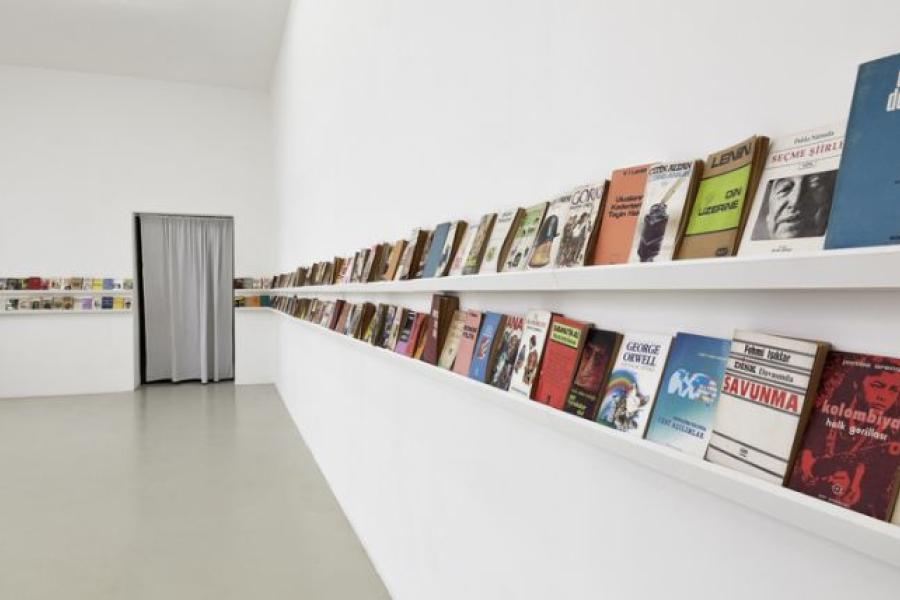 Özlem Sulak, 80,25kg (2011-), 380 books, shelves, photo: Raimund Zakowski © Özlem Sulak