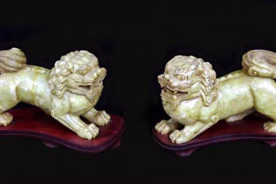 ID: 2926 Zwei schreitende Löwen, Jade von - bis: 2012-11-17 22:39:00-2012-11-17 22:40:59 Kategorie: Asiatische Kunst Steinschnitzerei, Hellgrüne Jade, zwei lose Holzsockel, China, 19./20. Jh., Länge 25 cm, ein besch. Zustand 2- Schätzung: 1 200.00 (EUR) Limit: 800.00 (EUR)