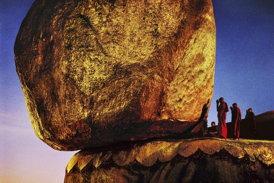 Goldener Fels. Shwe Pye Daw, ein heiliger Platz. Kyaiktiyo, Burma. 1994. © Steve McCurry / Magnum Photos