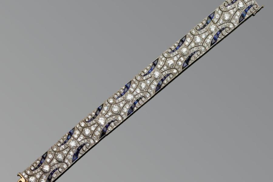 Außerordentliches Wiener Brillant-/Saphirarmband. 16 Brillanten ca. 4 ct. Leicht getöntes Weiß (top crystal), si-P1. Diamanten ca. 6 ct. Insges. ca. 10 ct. Eingeschliffene blaue Saphire. Fassung Platin und 14 ct. GG. Wohl Wien, um 1910. L 18 cm. Rgb. Ausrufpreis: 12000 Euro Zuschlagspreis: 12000 Euro