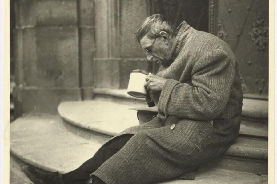 Trude Geiringer Obdachloser, Prag 1936 Vintage silver print Wien Museum