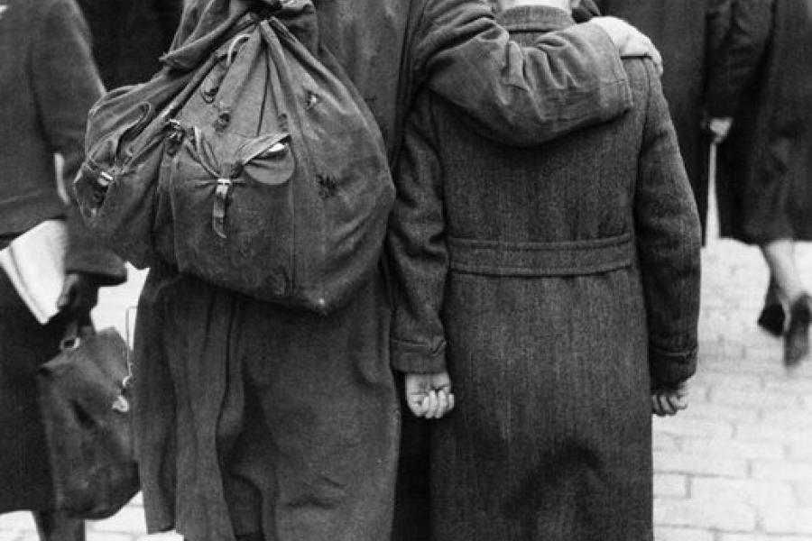 Gerti Deutsch (Wien 1907-1979 Leamington Spa) Kriegsheimkehrer, Wien, 1948 Vintage silver print gettyimages/Fotohof