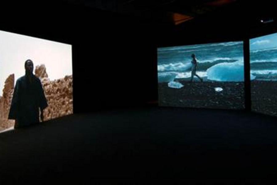 Isaac Julien, Fantôme Créole, 2005, Installationsansicht, Centre Pompidou, Paris, 4-Kanal-Videoinstallation. Courtesy: der Künstler und Victoria Miro Gallery