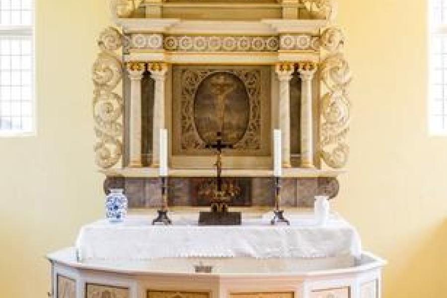 R. Rossner, Deutsche Stiftung Denkmalschutz Breesen Altar Viel Charme entwickelt der Altar der Dorfkirche von Breesen, wenn durch die hohen Fenster Licht in den Chorraum einfällt