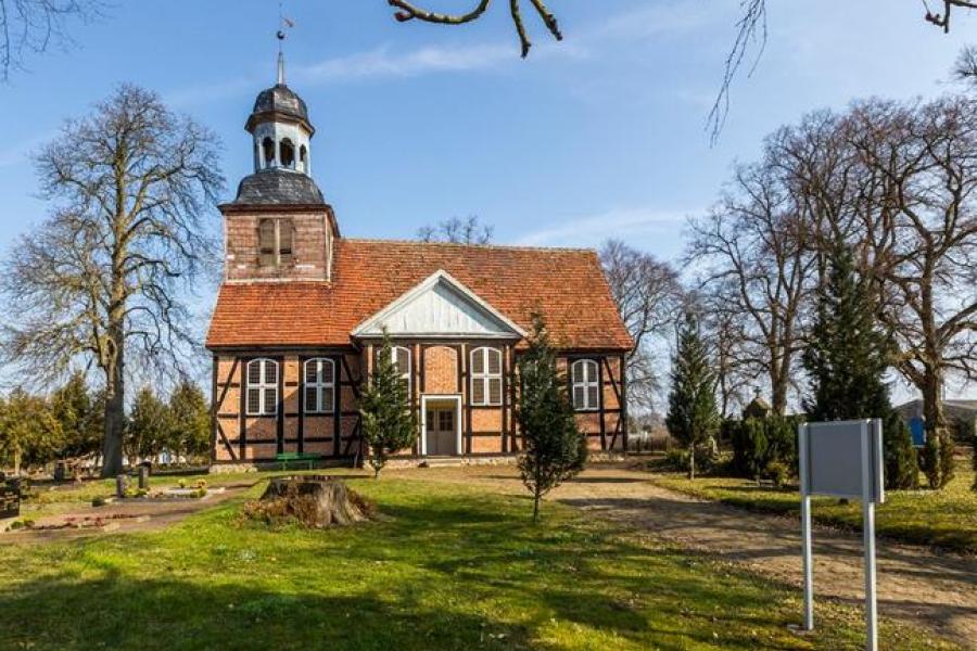 R. Rossner, Deutsche Stiftung Denkmalschutz Fachwerkkirche Breesen Die Fachwerkkirche von Breesen fügt sich harmonisch in die sie umgehende mecklenburgische Landschaft ein.