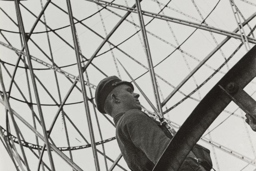 Alexander Rodtschenko Wache am Schuchow-Turm. 1929 Vintage Print auf Silbergelantinepapier Sammlung Museum Moskauer Haus der Fotografie / Multimedia Art Museum Moskau © A. Rodtschenko – W. Stepanova Archiv © Museum Moskauer Haus der Fotografie